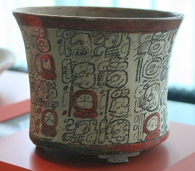 Vasija de cerámica policromada con escritura maya