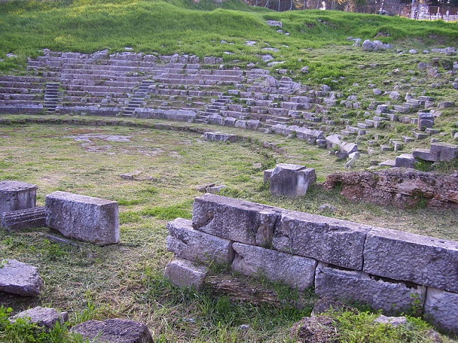Estado actual del teatro griego de la ciudad de Orcómenos, una de las implicadas en la Guerra Aquea
