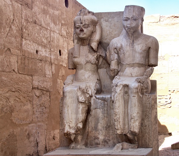 Estatuas de Ramsés II y Nefertari en el templo de Luxor 
