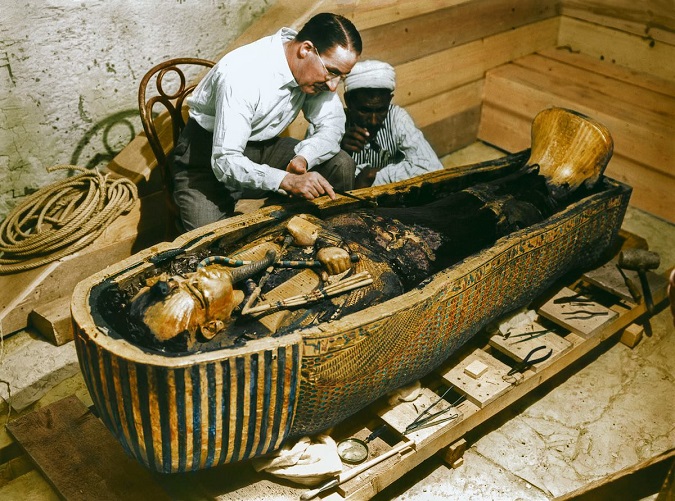 Howard Carter examinando el último ataúd de Tutankamón, que contenía la momia en su interior