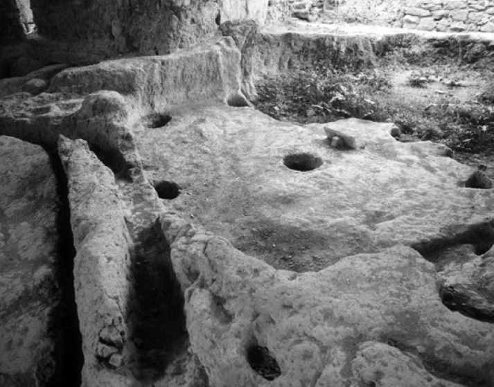 Estos agujeros excavados en la cima de la colina Palatina para soportar la estructura de las primeras cabañas del origen histórico de Roma