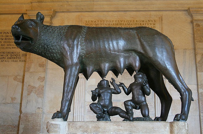 La loba amamantando a Rómulo y Remo, expuesta en los Museos Capitolinos de Roma