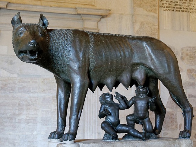 La loba capitolina, estatua de bronce que representa a la loba que amamantó a Rómulo y Remo, los gemelos que fundaron Roma según la leyenda