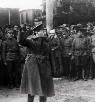 Trotski dando un discurso ante la guardia roja