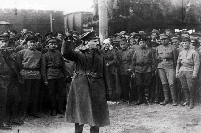 Trotski dando un discurso ante la guardia roja