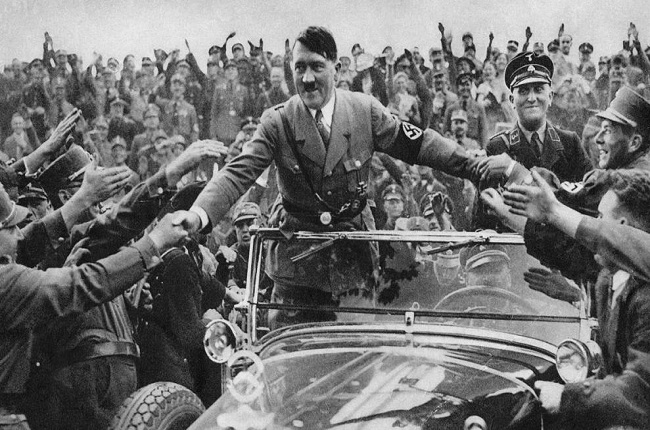 Adolf Hitler, recién nombrado canciller de Alemania en 1933, es recibido por sus seguidores en Nurembergllor