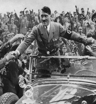 Adolf Hitler, recién nombrado canciller de Alemania en 1933, es recibido por sus seguidores en Nurembergllor
