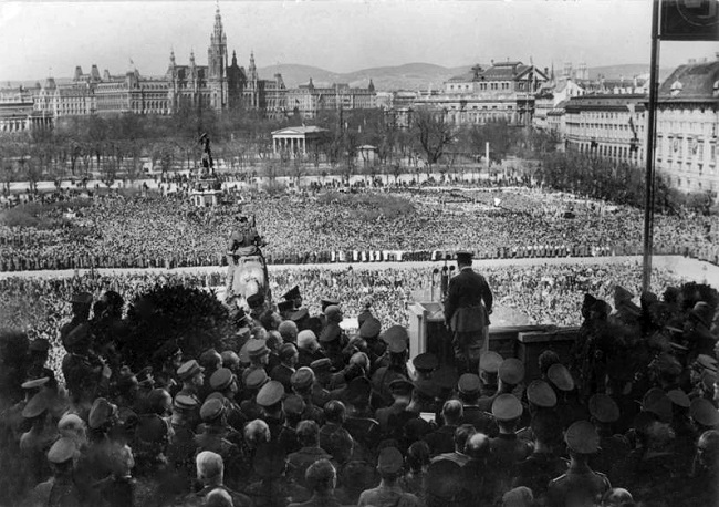 Hitler pronuncia un discurso el 15 de marzo de 1938 desde el balcón del Palacio Imperial de Hofburg en Viena, Austria.