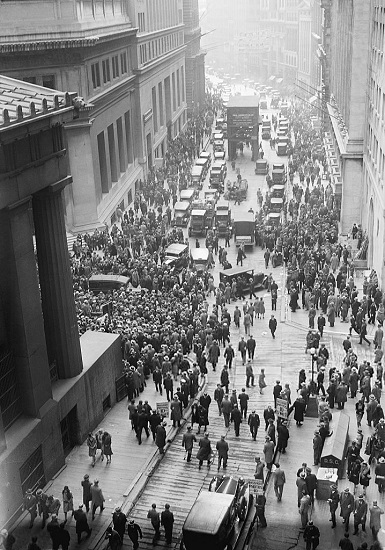 La gente en Wall Street durante el crack de la bolsa de nueva york en 1929, una de las causas de la segunda guerra mundial