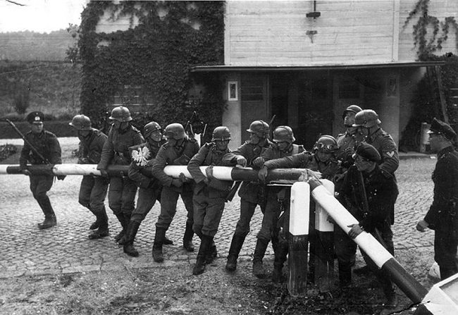 Soldados alemanes atravesando la frontera de Polonia para dar inicio a la invasión del país el 1 de septiembre de 1939