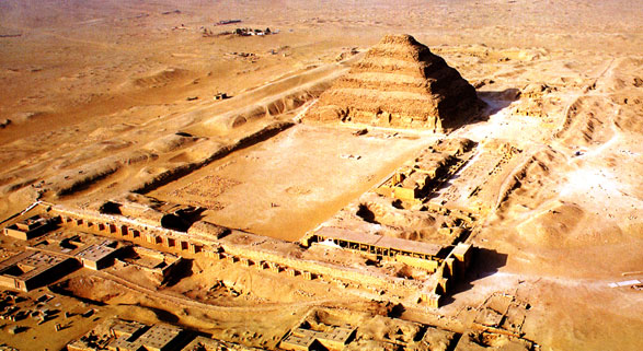 Complejo funerario de Djoser visto desde el aire, construido por Imhotep