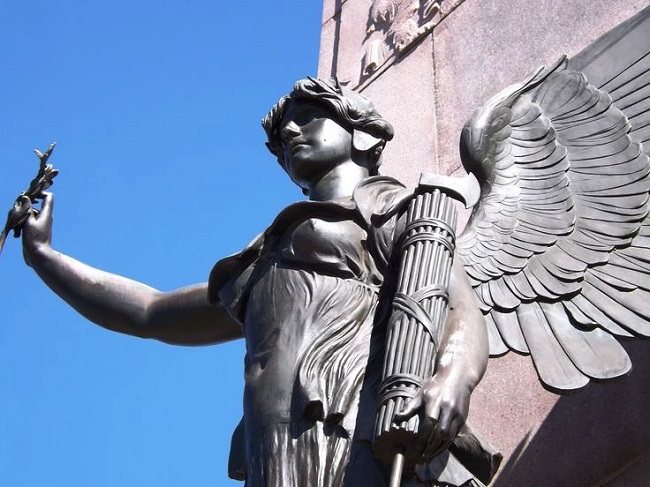 Estatua donde se observa los fasces de Roma, uno de los símbolos en el cursus honorum