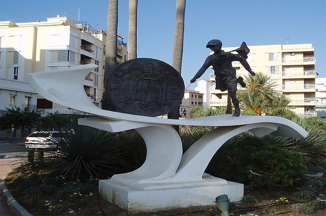 Monumento a la peseta en Estepona Málaga