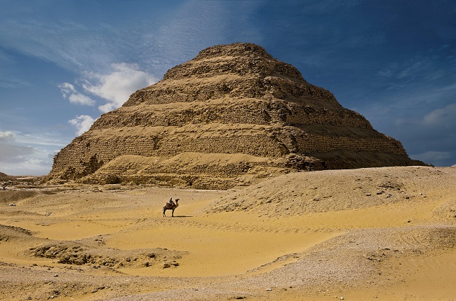 Pirámide escalonada de Djoser en su complejo funerario de Saqqara, construida por Imhotep