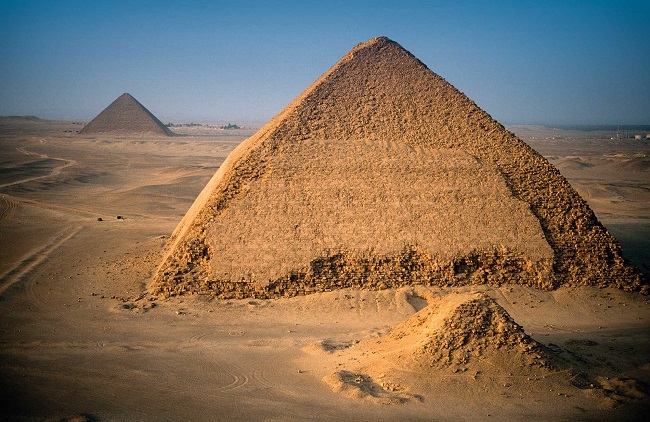 Fotografía de la Pirámide Romboidal en primer plano y Pirámide Roja al fondo, de la IV Dinastía egipcia