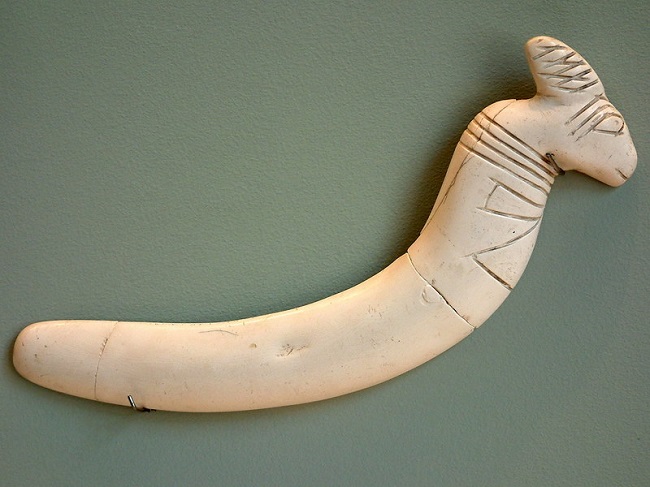 Instrumento de marfil datado de la cultura de Maadi Buto, en el predinástico egipcio