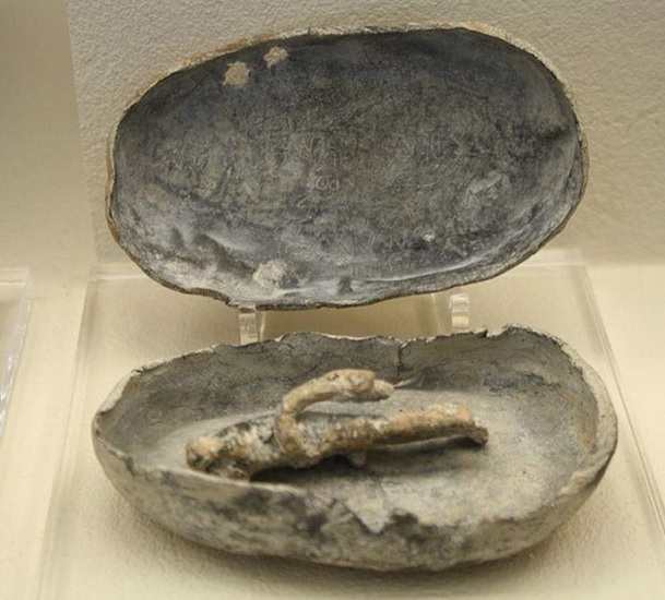 Ejemplo de maldiciones romanas. Kolossoi confinado en una caja de plomo conservado en el Museo del Louvre