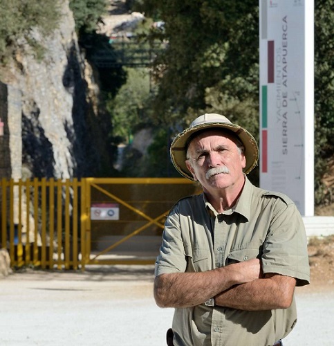 Eudald Carbonell, autor de "Homínidos", en la Sierra de Atapuerca