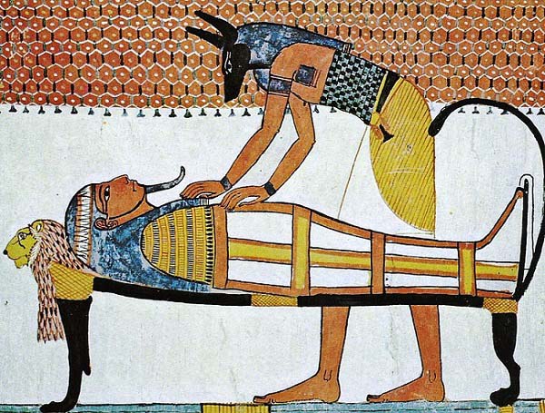 Representación del dios Anubis, uno de los dioses egipcios de la muerte, realizando las tareas de embalsamamiento del cuerpo de un difunto en una tumba de la Dinastía XIX