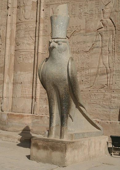 Estatua del dios Horus, uno de los dioses egipcios, en su templo de Edfu