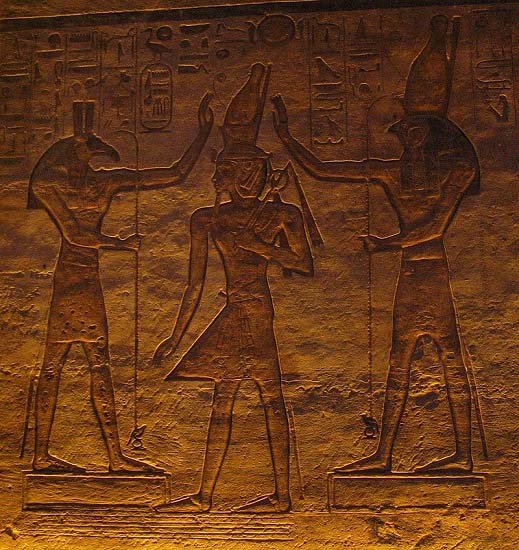 Relieve en el que se ve a los dioses egipcios Horus (derecha) y Seth (izquierda) coronando al faraón Ramsés II en el templo de Abu Simbel