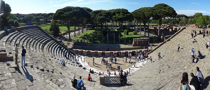 Panorámica del teatro romano de Ostia, primera ciudad en la que trabajó Apuleyo Saturnino