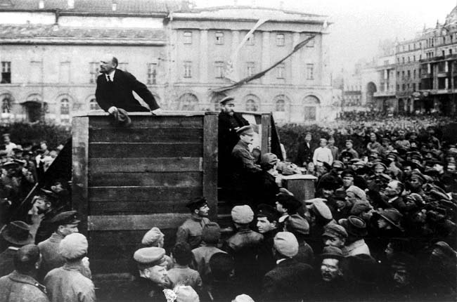 Lenin, protagonista de la obra de Victor Sebestyen, dirigiendo una arenga a las tropas que se disponían a partir al frente en 1920