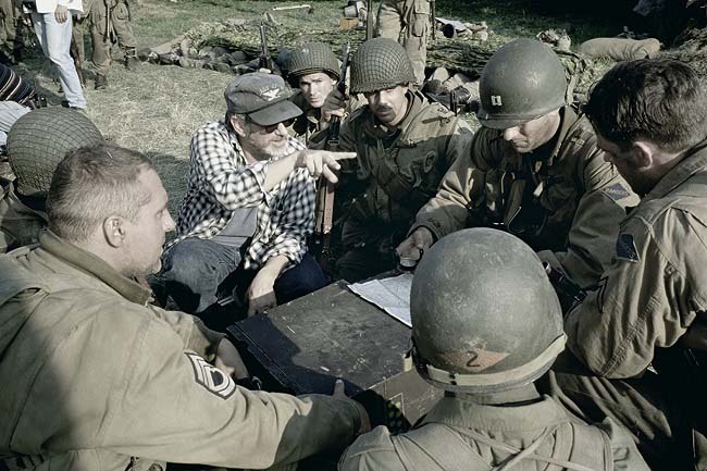 El director Steven Spielberg dando instrucciones durante el rodaje de Salvar al soldado Ryan (Fuente: IMDb)