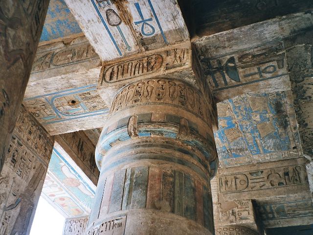Interior del templo de Ramsés III en Medinet Habu