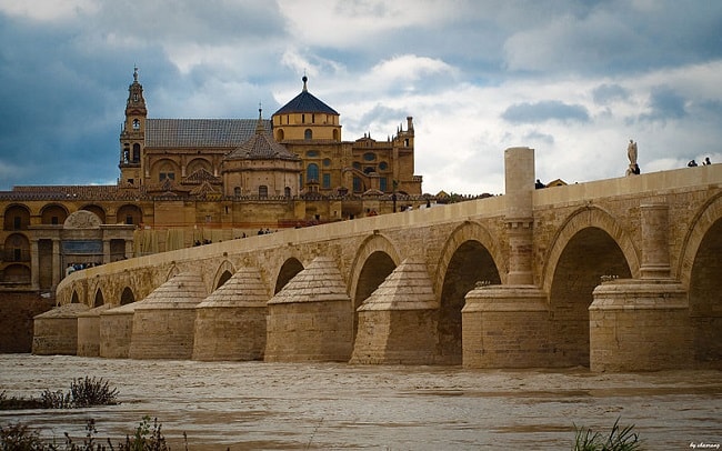 Puente romano de Córdoba, construido tiempo después de la estancia de Julio César en Hispania