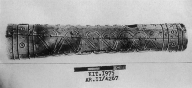 Pipa de marfil de Kition usada para consumir opio en la antigua Grecia. Se aprecian las zonas más desgastadas por la combustión