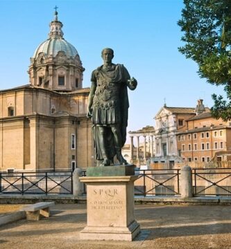Estatua de Julio César ubicada en el centro de Roma construida después de la batalla de Munda