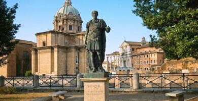 Estatua de Julio César ubicada en el centro de Roma construida después de la batalla de Munda
