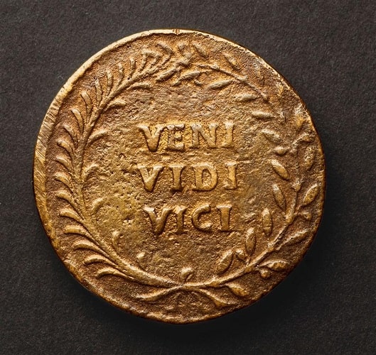 Sextercio de bronce con la inscripción "Veni, vidi, vici"