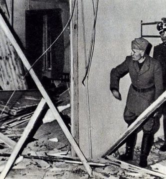 Hitler muestra a Mussolini la estancia donde ha sobrevivido milagrosamente a la Operación Valkiria-min