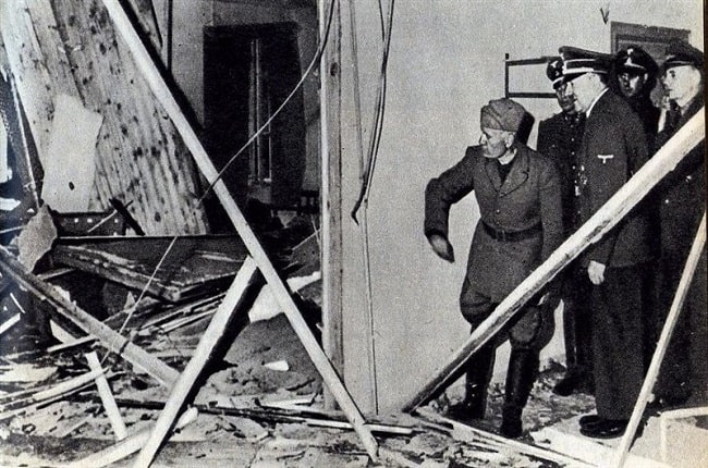 Hitler muestra a Mussolini la estancia donde ha sobrevivido milagrosamente a la Operación Valkiria-min