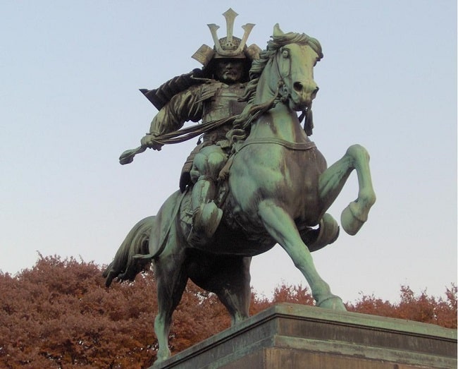 Estatua de Kusunoki Masashige en Tokio, un samurái de suma importancia en las guerras Nanbokuchō