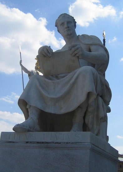 Estatua de Tito Livio en el exterior del Parlamento de Austria