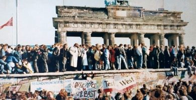 Ciudadanos de ambas Alemanias celebrando el 10 de noviembre la caída del Muro de Berlín