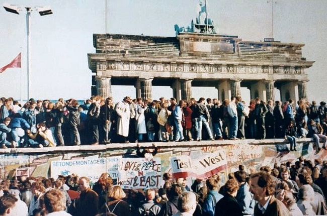Ciudadanos de ambas Alemanias celebrando el 10 de noviembre la caída del Muro de Berlín