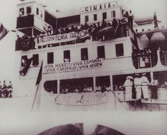 Fotografía en la que se ve la llegada del buque Sinaia a Veracruz (México) el 13 de junio de 1939 con refugiados españoles a bordo gracias al JARE y el SERE