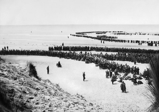 Tropas británicas alineadas esperando la evacuación en Dunkerque