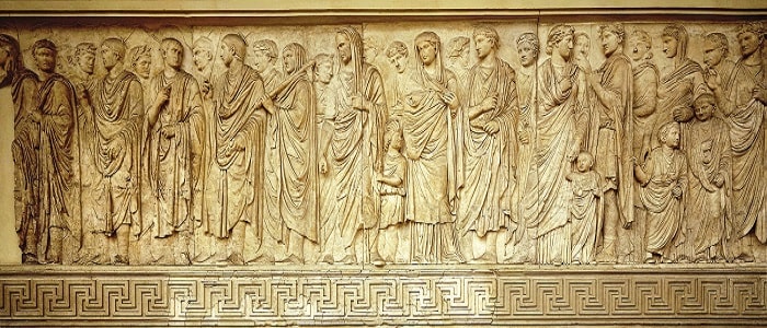 El relieve de la procesión en el Ara Pacis de Augusto. Justo en el centro de la imagen aparece un pequeño Cayo César agarrado a Agripa y mirando a Livia Drusila