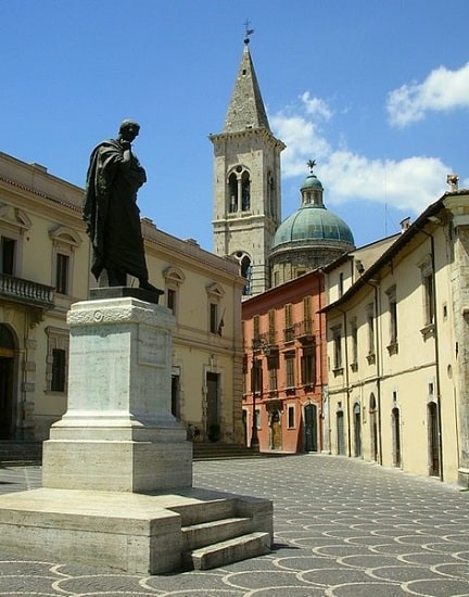 Estatua del poeta en una plaza de Sulmona, su lugar de nacimiento