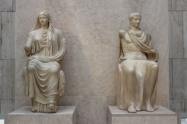 Estatuas del emperador romano Tiberio y su madre, Livia Drusila