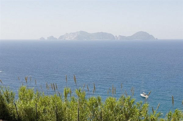 La isla de Pandataria, lugar de exilio de Julia la Mayor, vista desde las costas de Nápoles