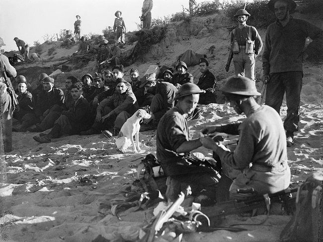 Prisioneros italianos esperando a ser evacuados de la playa el primer día de la invasión aliada de Sicilia 