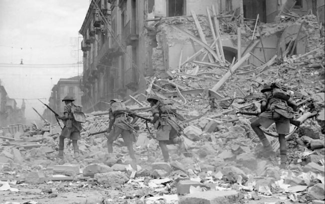 Tropas británicas en Catania (Sicilia) a principios de agosto de 1943, tal y como cuenta James Holland