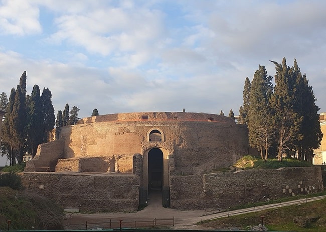 Estado actual de los restos del Mausoleo donde se enterró el cadáver tras la muerte de Augusto