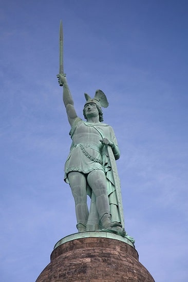 Estatua de Arminio que corona el monumento colosal en Detmold